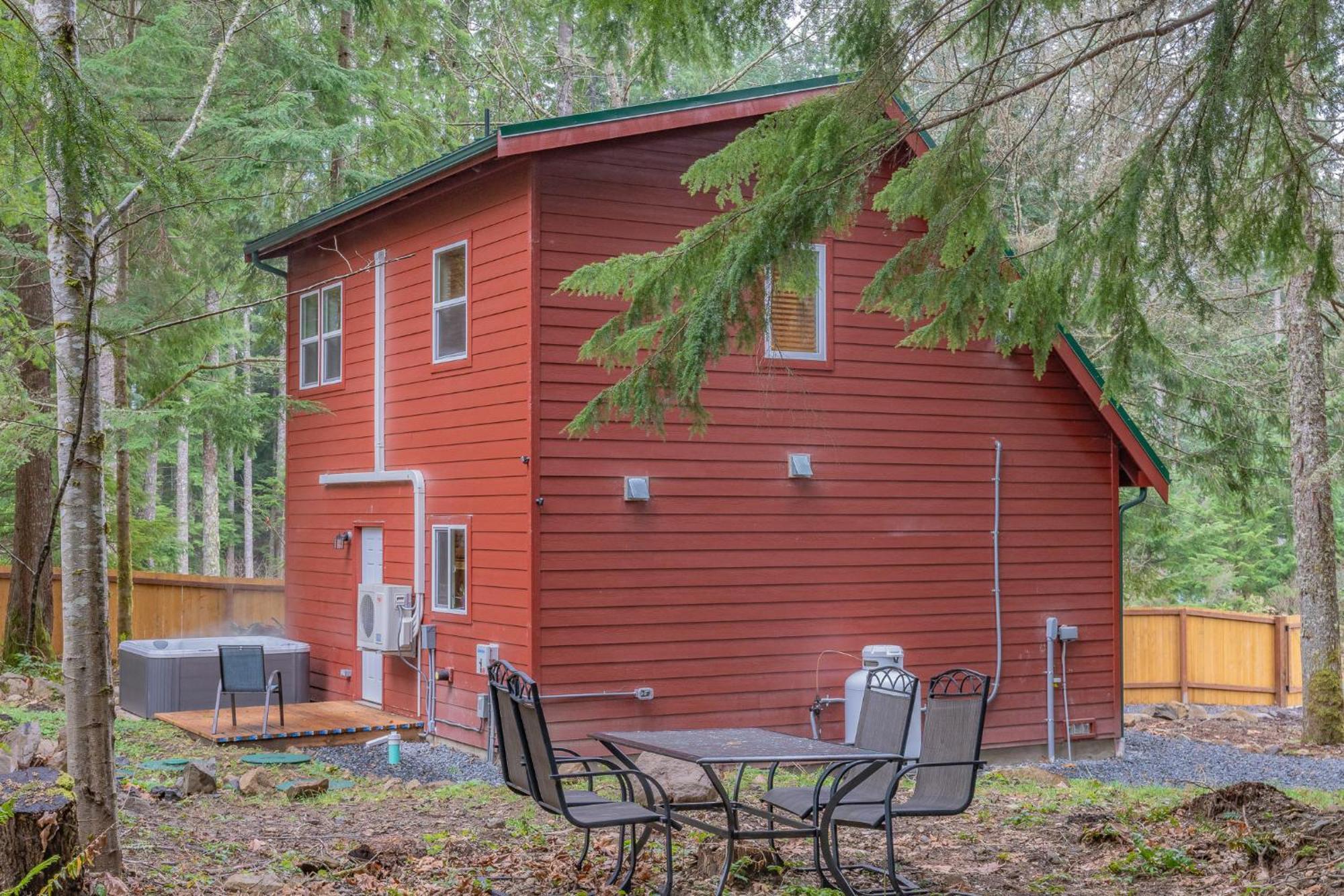 Mt. Rainier W/hot Tub Holiday home Ashford